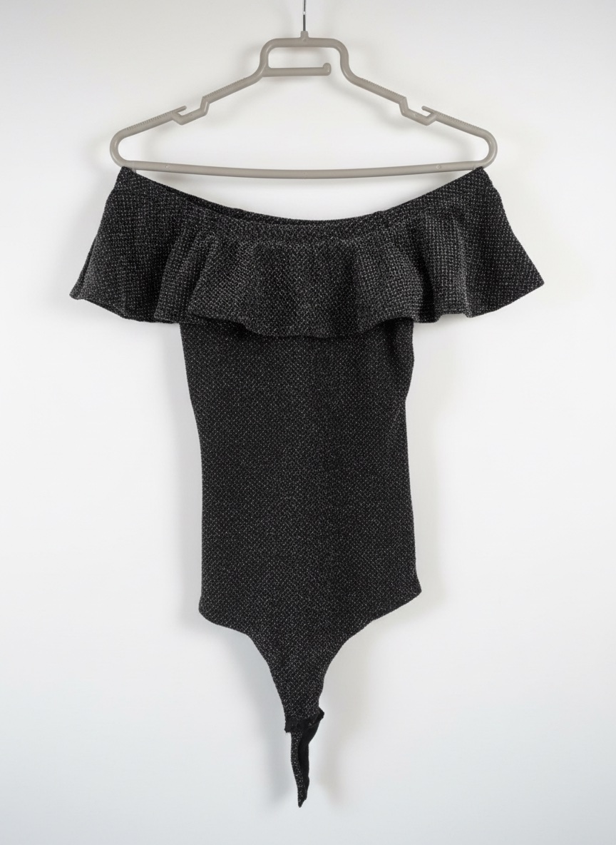 Un body noir a paillettes argentees 