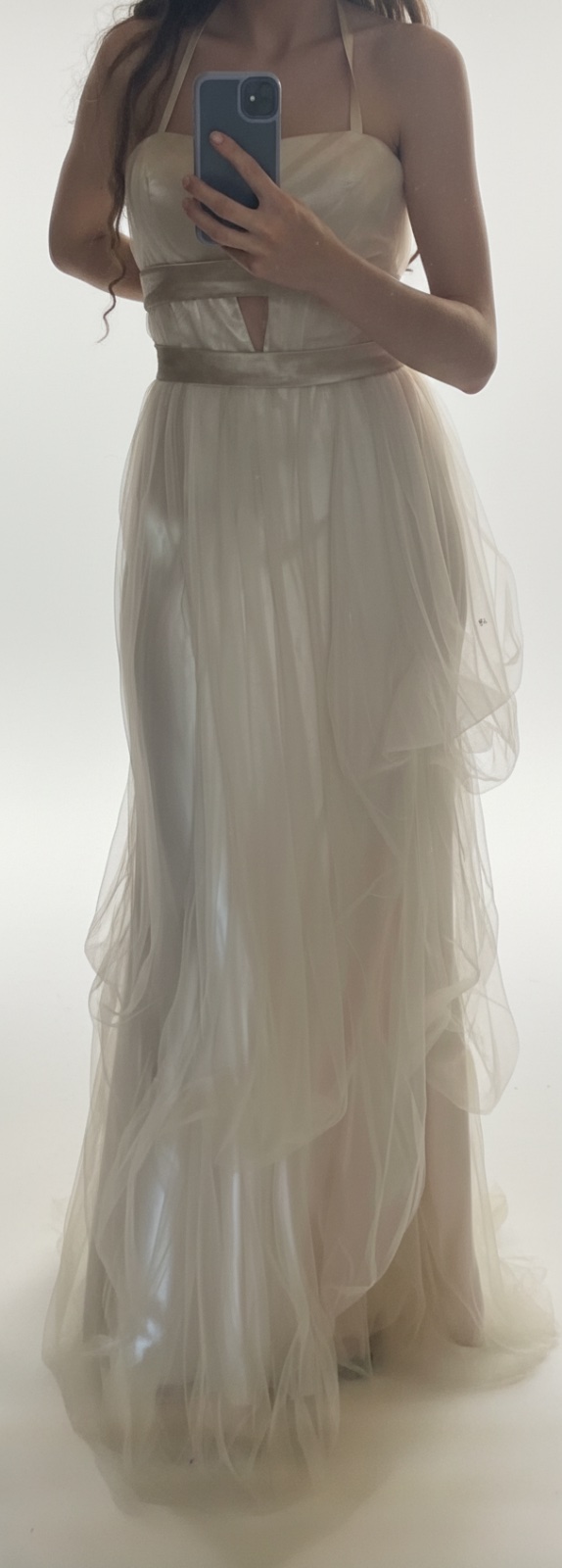 Une robe de mariage  longue champagne,caractérisée par une jupe volumineuse