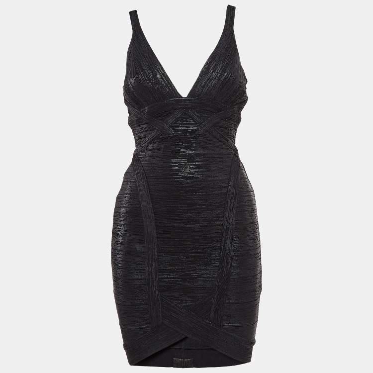 Une robe noire de la marque Hervé Léger