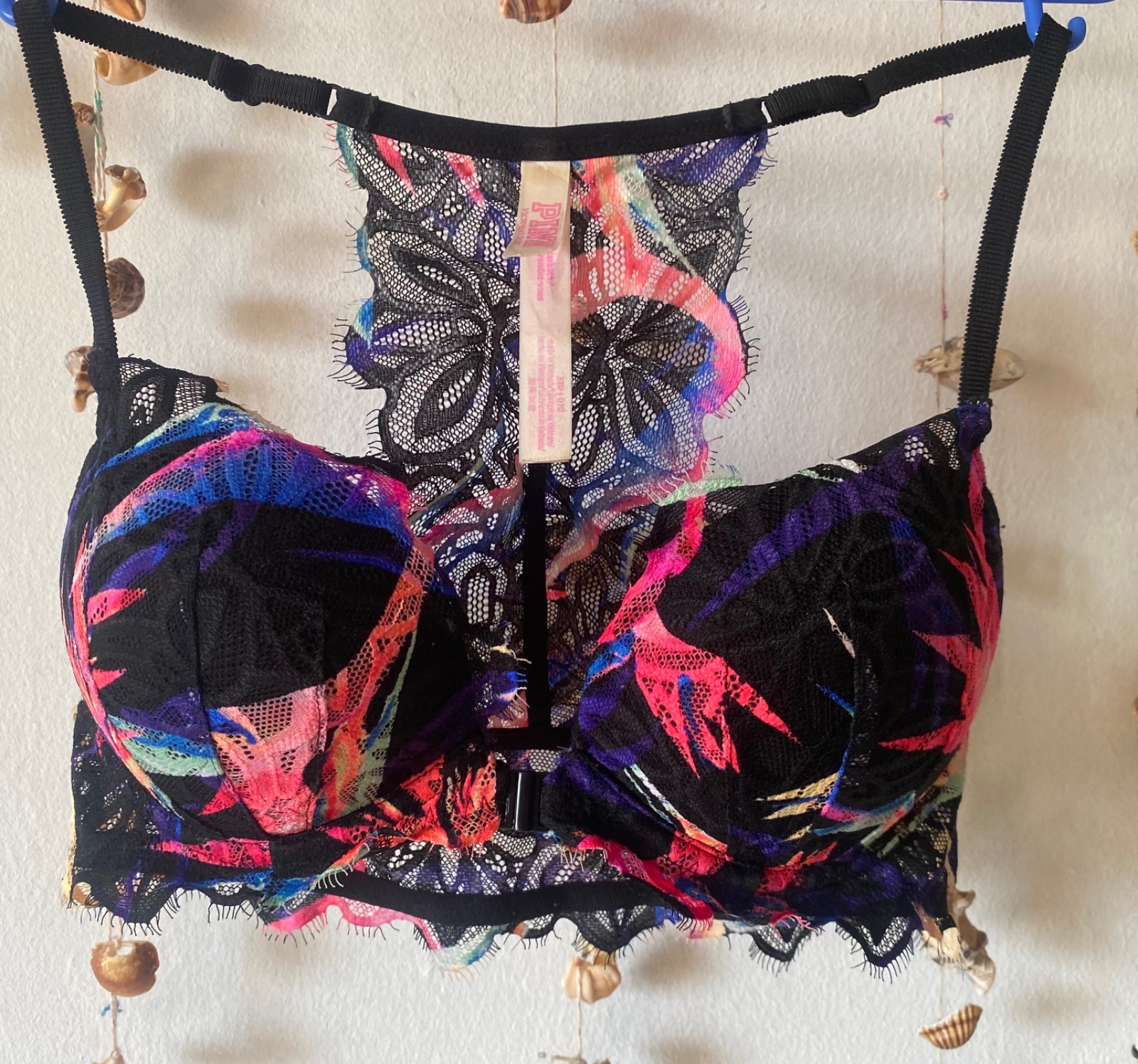 Soutien-gorge push-up avec une fermeture frontale et un dos nageur en dentelle.un modèle"Date" de la collection PINK de Victoria's Secret
