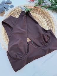 Top court dos nu marron à encolure croisée (Cross Wrap Crop Top) de la marque SHEIN.