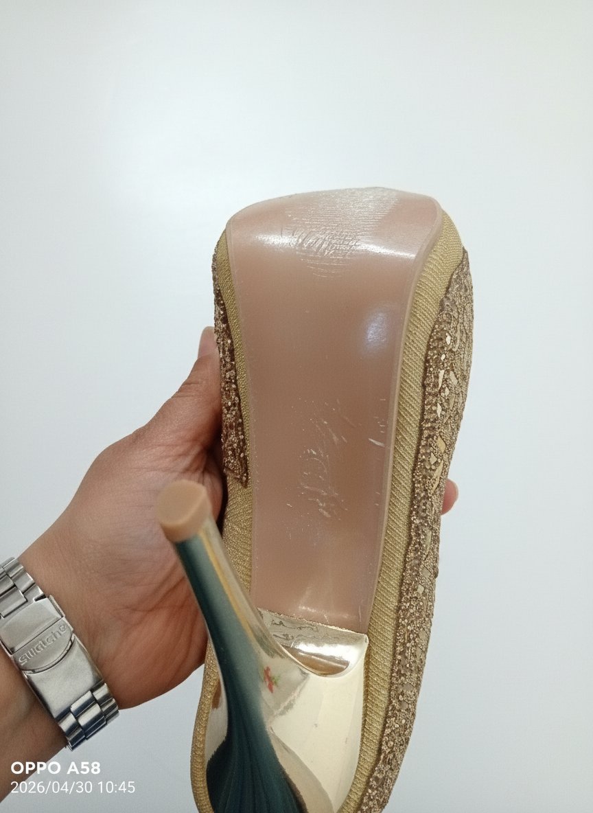 Chaussures dorée jamais utilisées