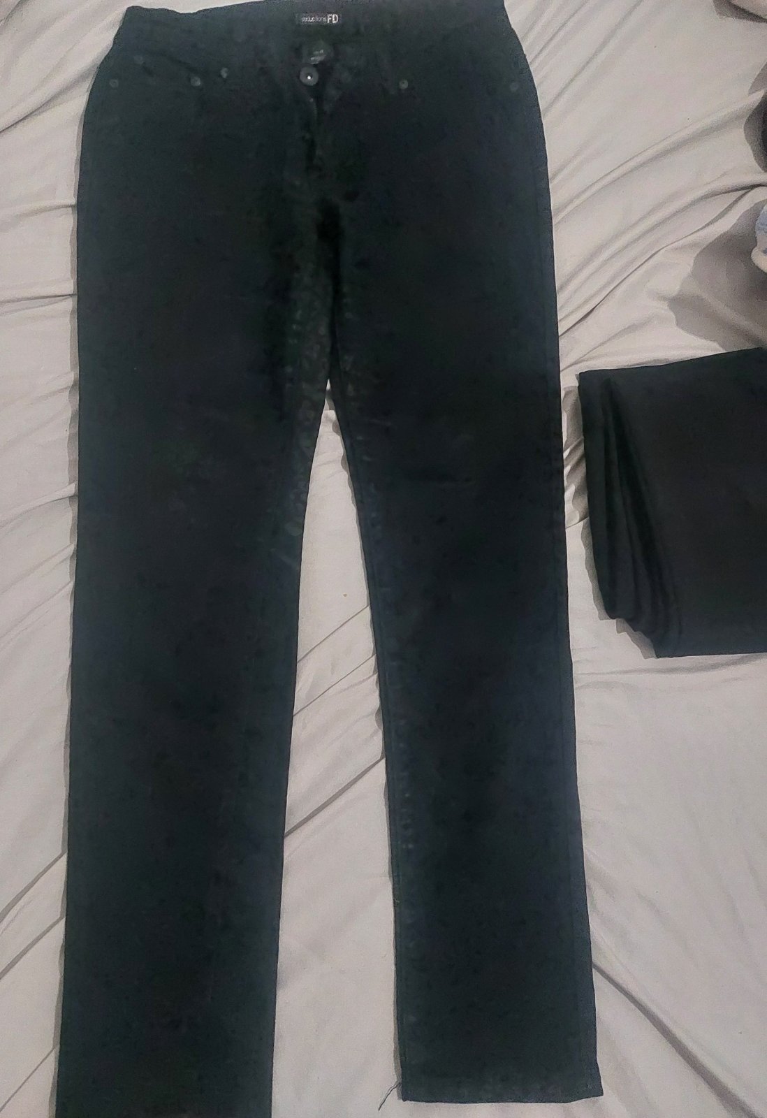 Un pack de 2 pantalons noir 