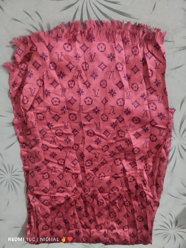 Très belle écharpe LV
