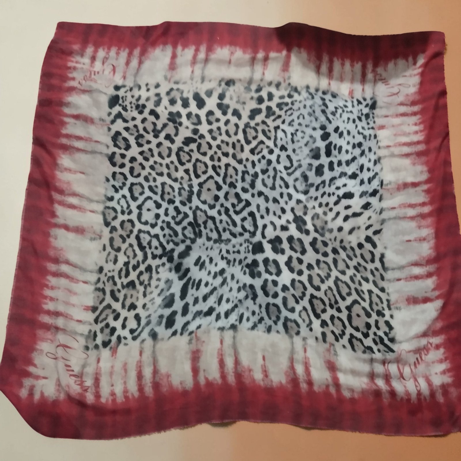 Jolie foulard Guess 