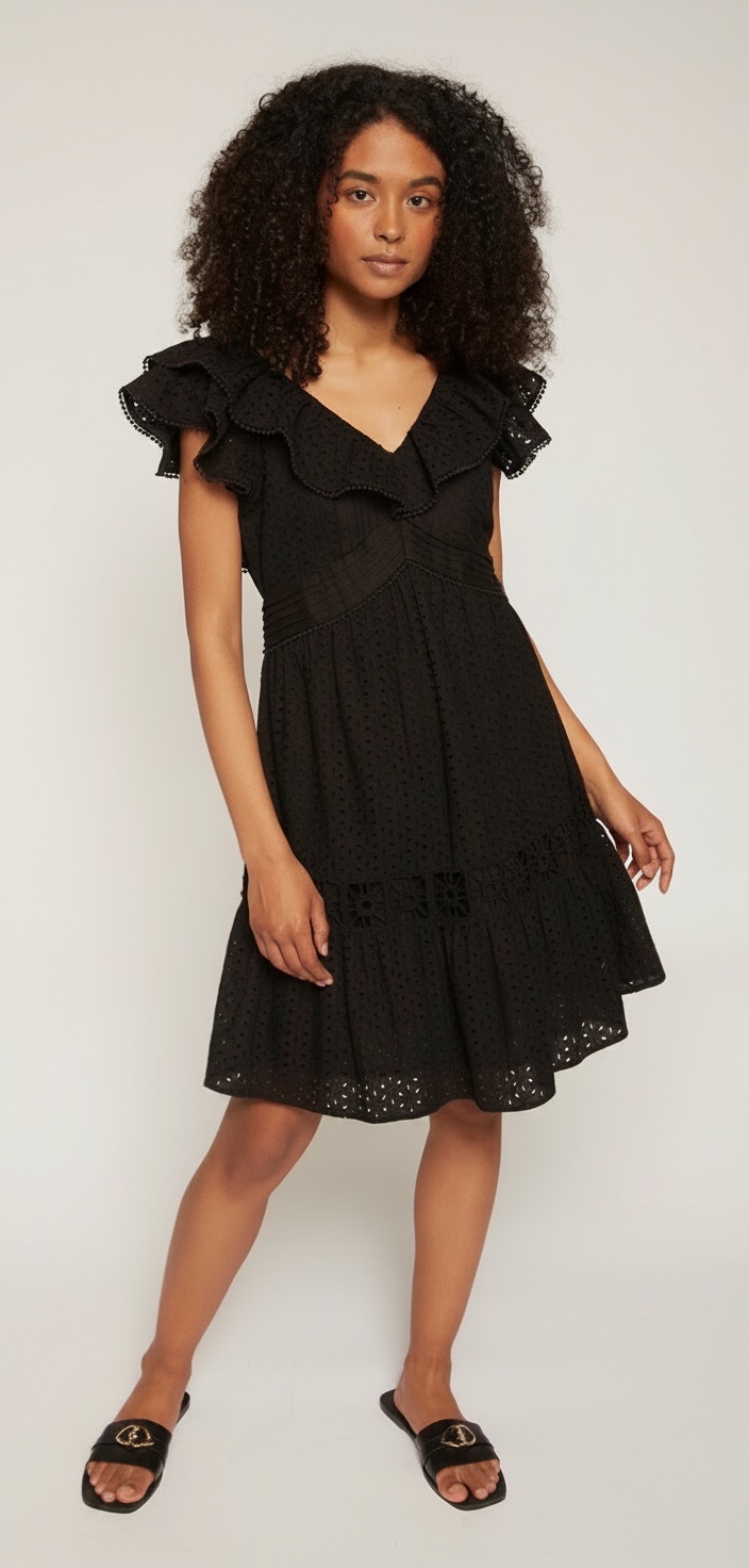 Tres belle robe en broderie anglaise noire ❤️😍