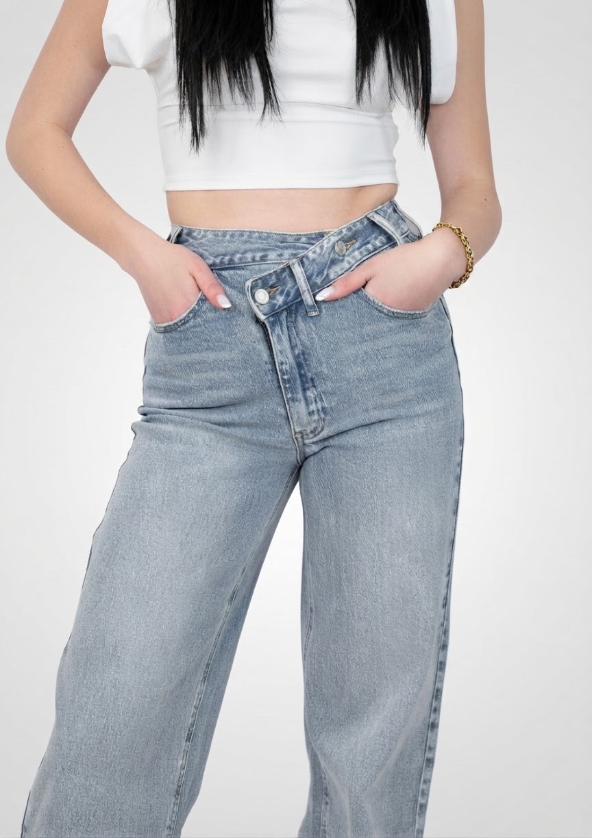 Très beau Jean tendance Queen Hearts Paris, taille croisée