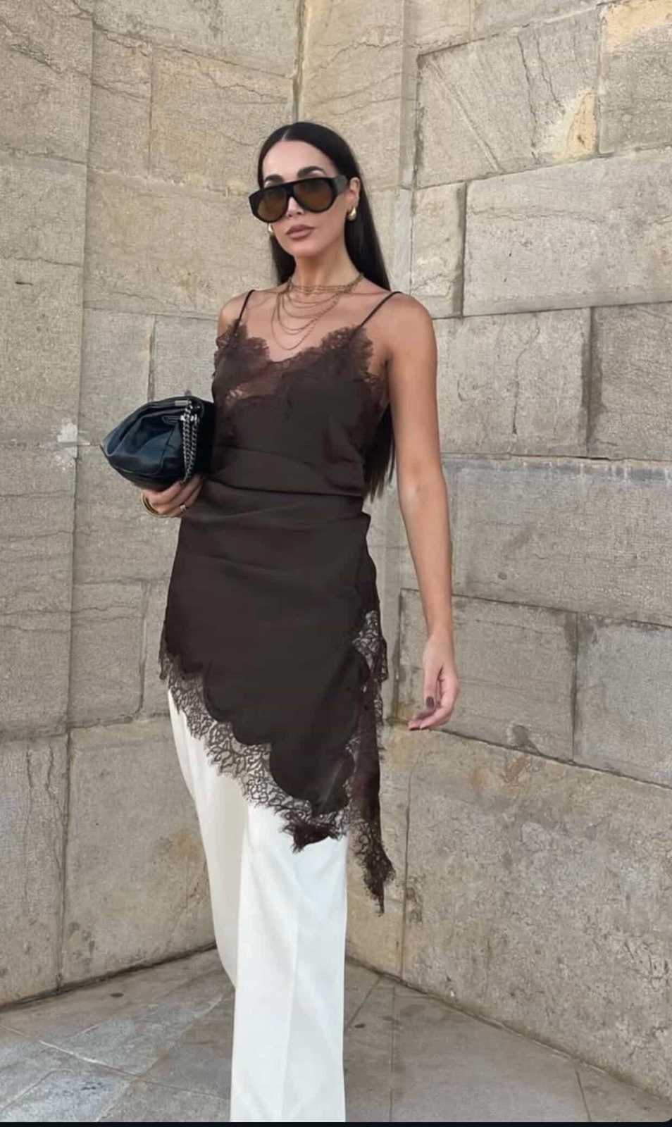 Très jolie robe tres tendance en satin et dentelle ❤️❤️❤️