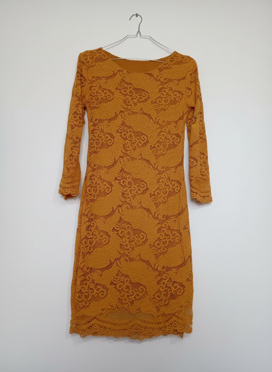 Une très belle robe couleur moutarde 