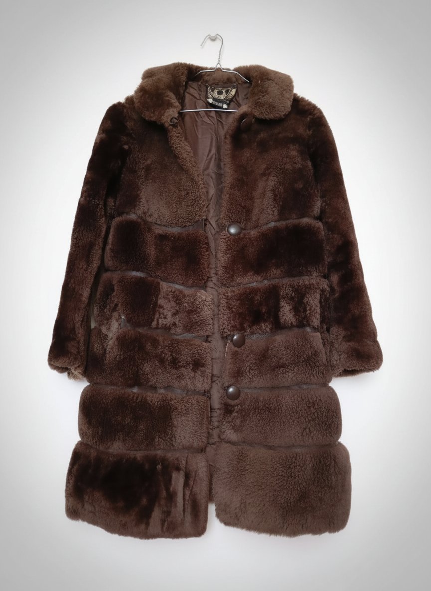 Un très beau manteau importation en fourrure avec une touche de vrai cuir comme neuf 