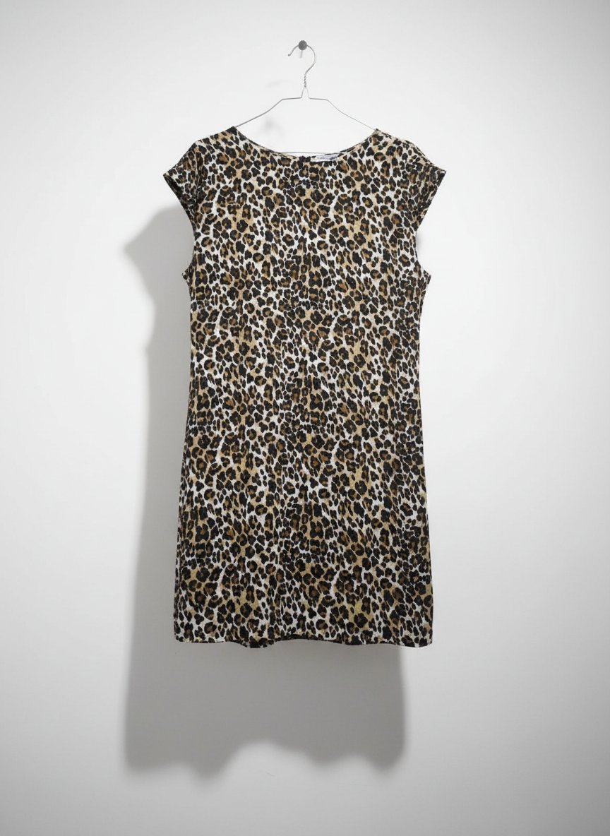 Une très belle robe chic et tendance léopard en soie de la marque Mango taille 36
