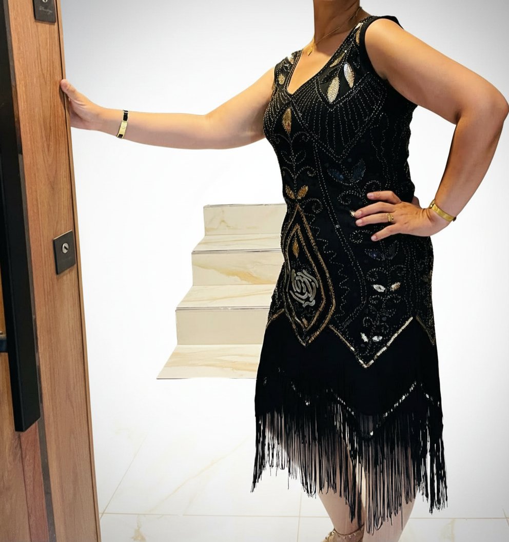Une très belle robe soirée en sequins et frange très tendance comme neuve 