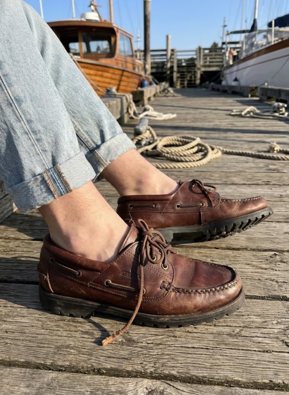 Un très joli mocassins unisexe de la marque sebago couleur marron pointure 6 1/2 correspond à 38 en bon état 