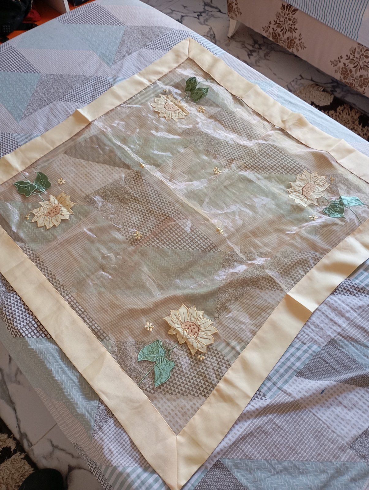 Un très beau nappe de table en organza et satin jaune citron neuf jamais utilisé importation 