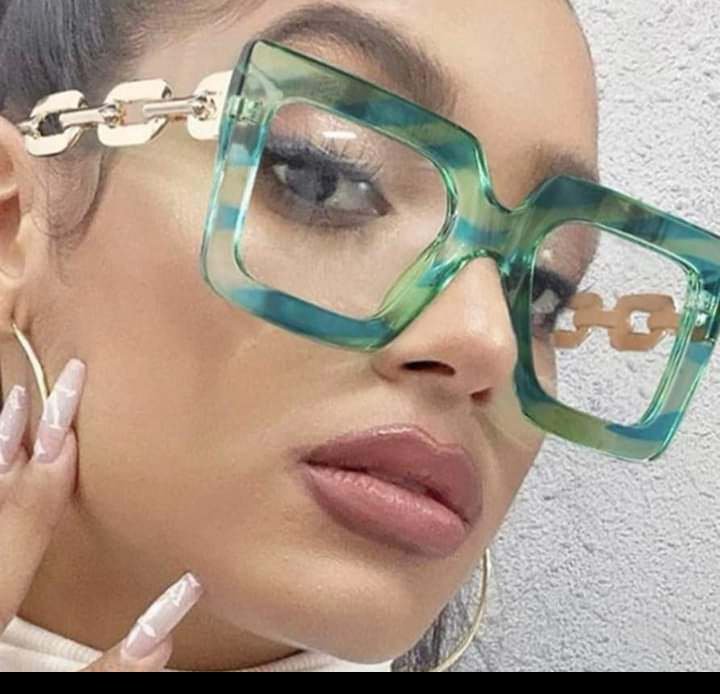 Une très belle lunettes pour femme neuf jamais porté importation 