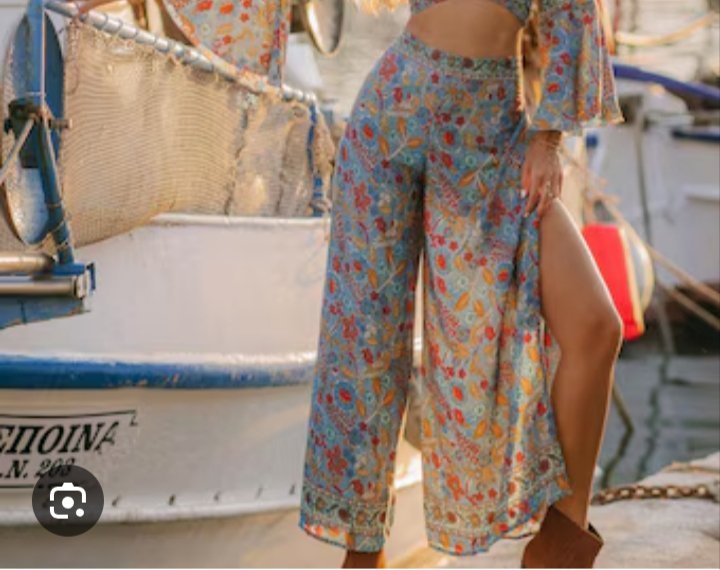 Un magnifique pantalon large cache maillot de bain neuf porte feuille très stylé 