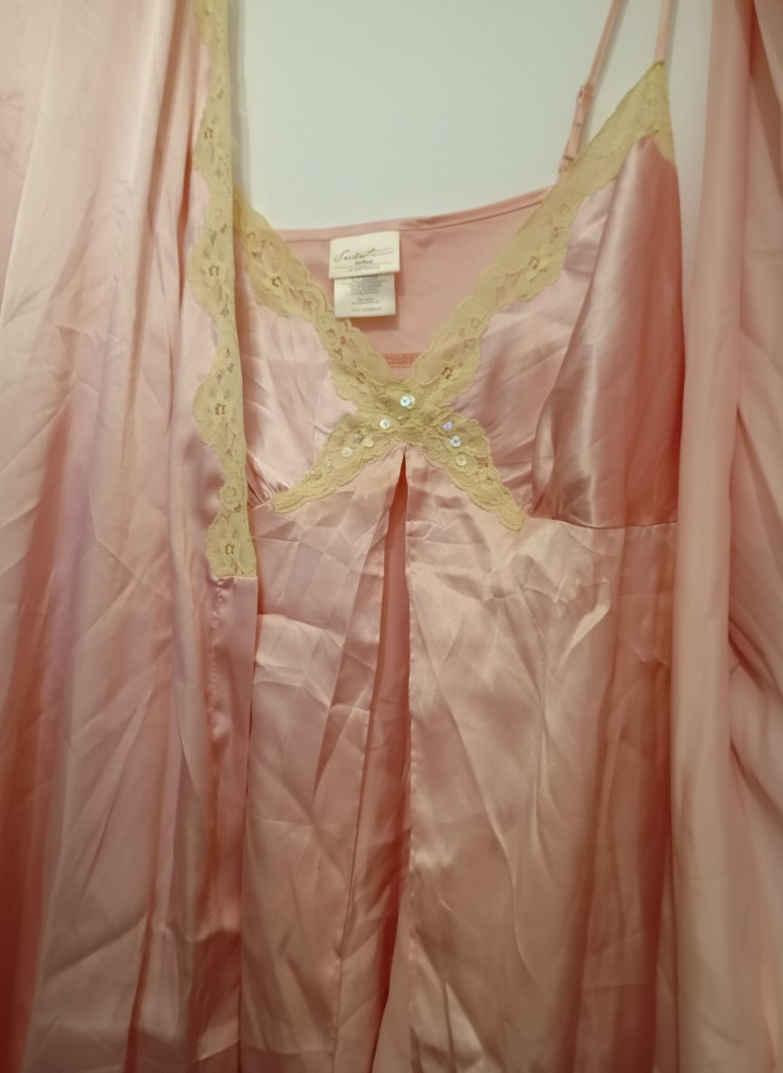Parure de nuit comme neuf en satin de soie importation 