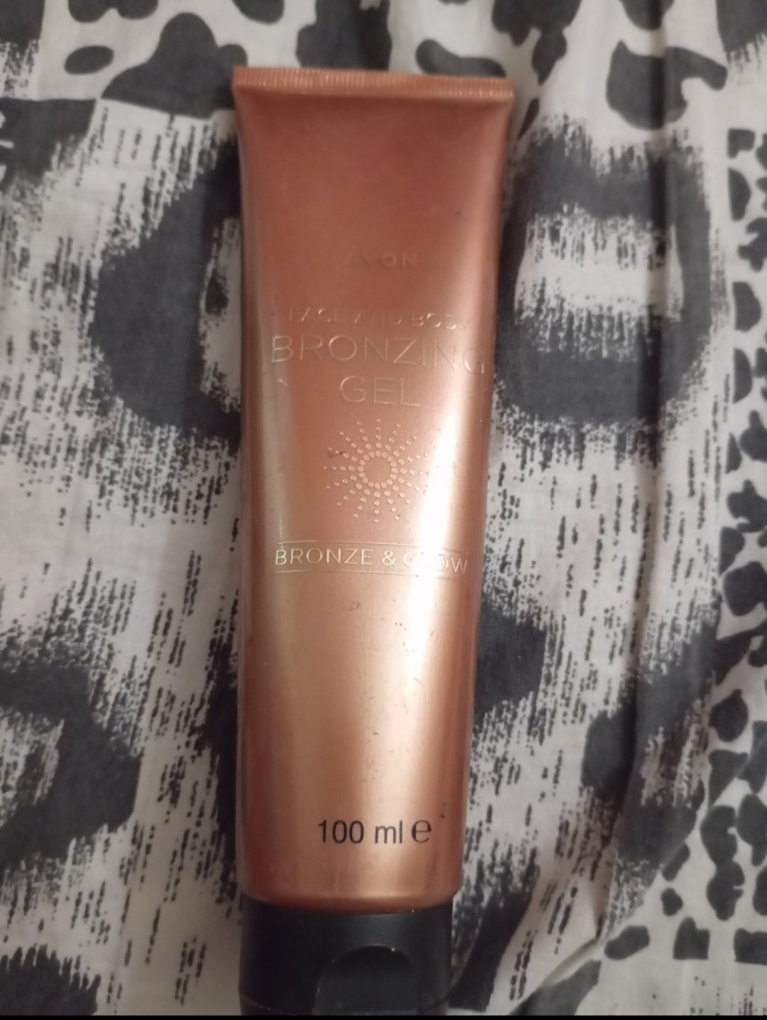 Gel bronzant and glow sec de la marque avon couleur gold neuf 