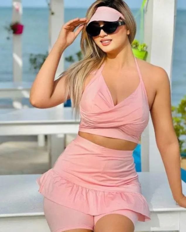Un maillot de 4 pièces en rose poudré neuf jamais utilisé taille 38 40 