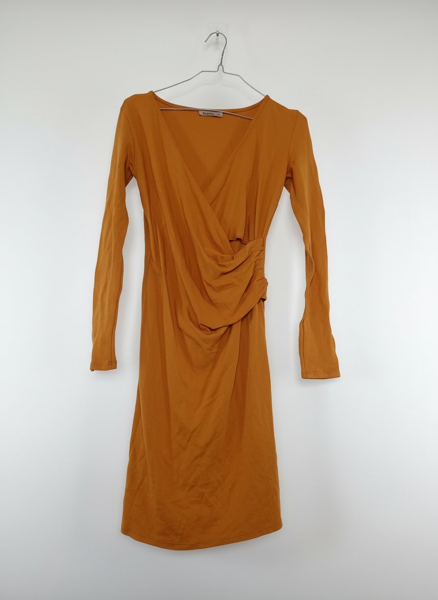 Une très belle robe croisé couleur moutarde 