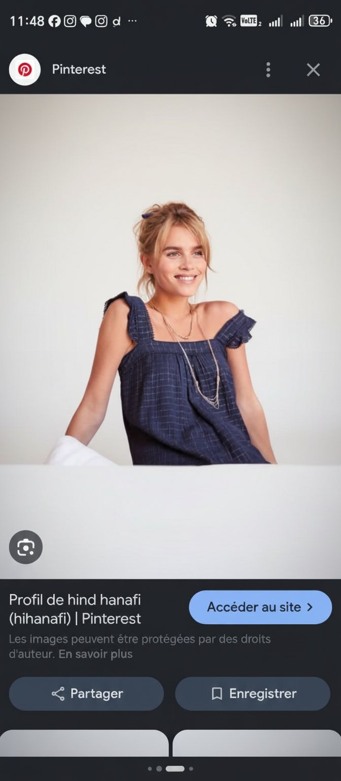 Top bleu marine à volants L