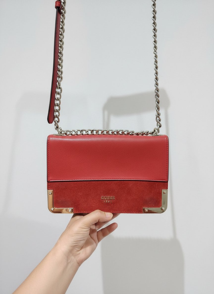 Très joli sac rouge vif Guess