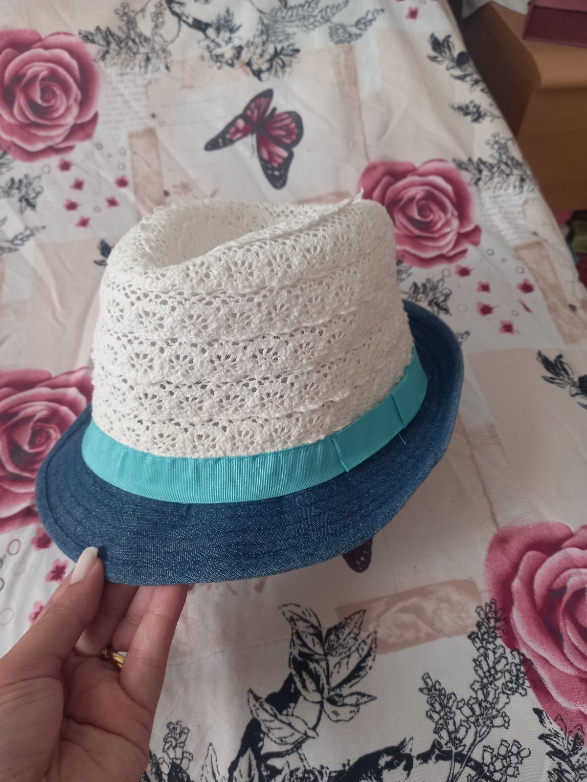 Chapeau avec bordure vert deau c pa bleu