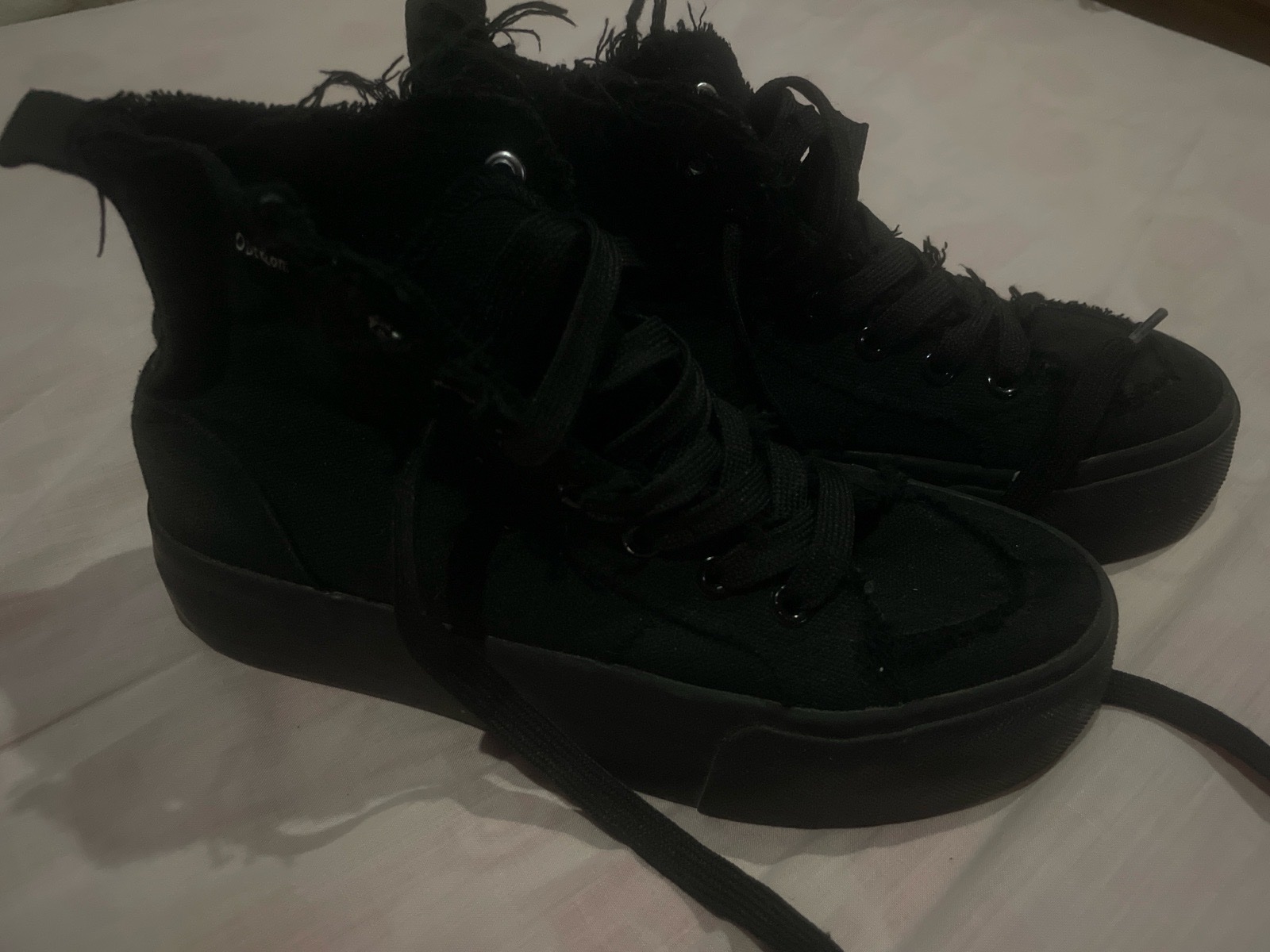 Baskets montantes noires à plateforme – Style effiloché / Grunge