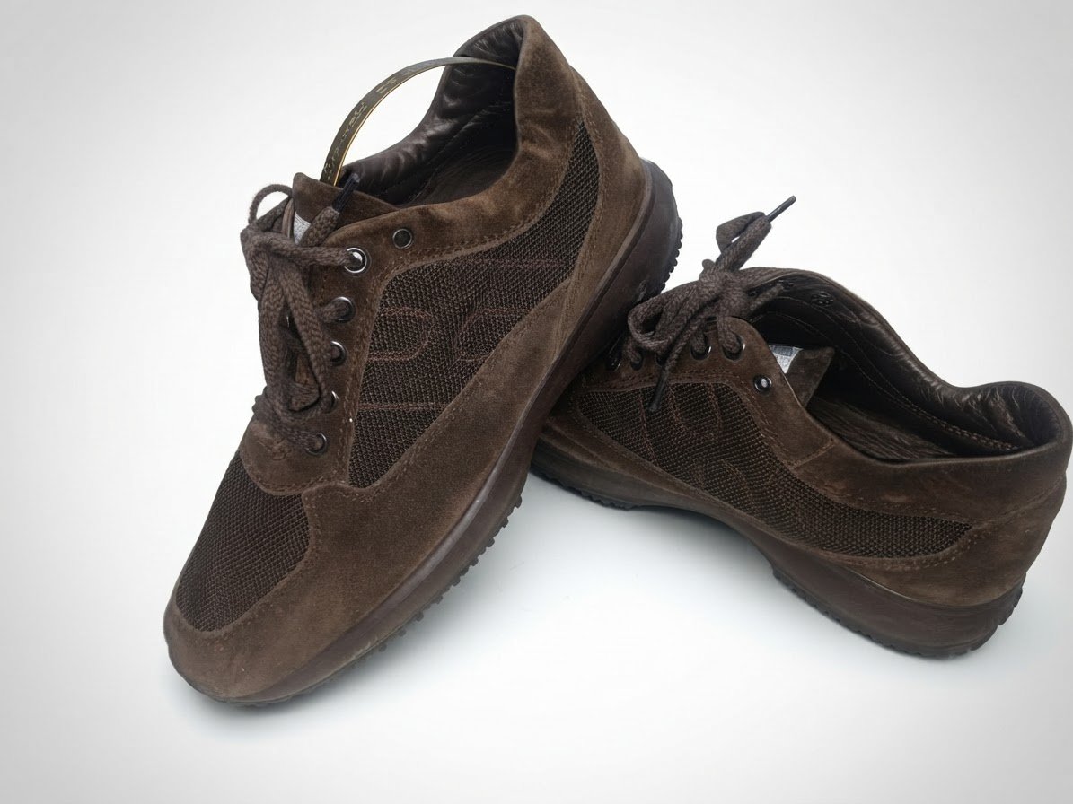 Chaussure casual chic pour femme de la marque de luxe italienne Hogan (modèle Interactive), présentant un mélange raffiné de cuir suédé (Suede).