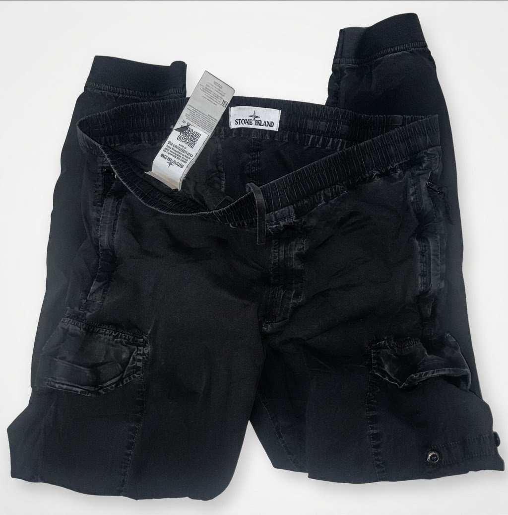 Pantalon cargo haut de gamme de la marque Stone Island en noir délavé.