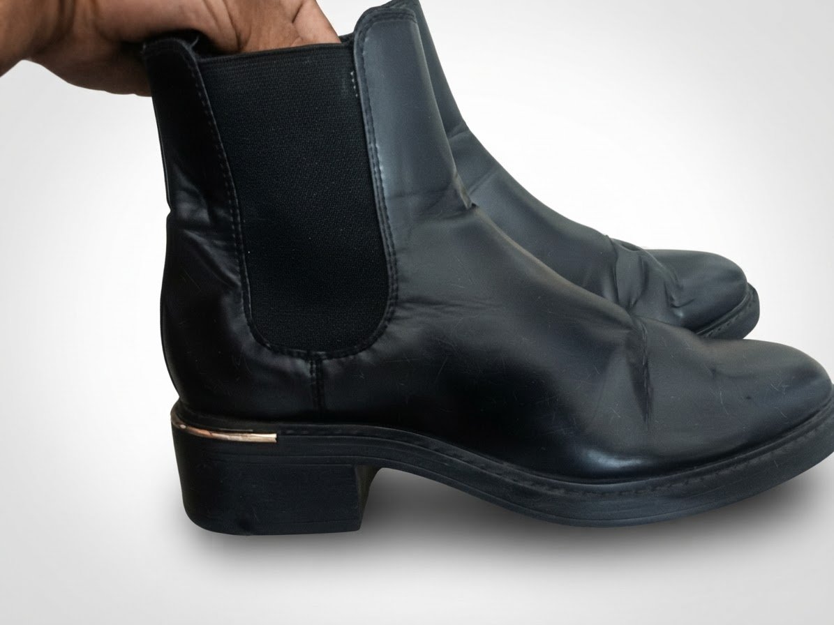  Bottines Chelsea Zara d'origine en cuir noir, super propres. Modèle élégant avec un liseré doré chic.