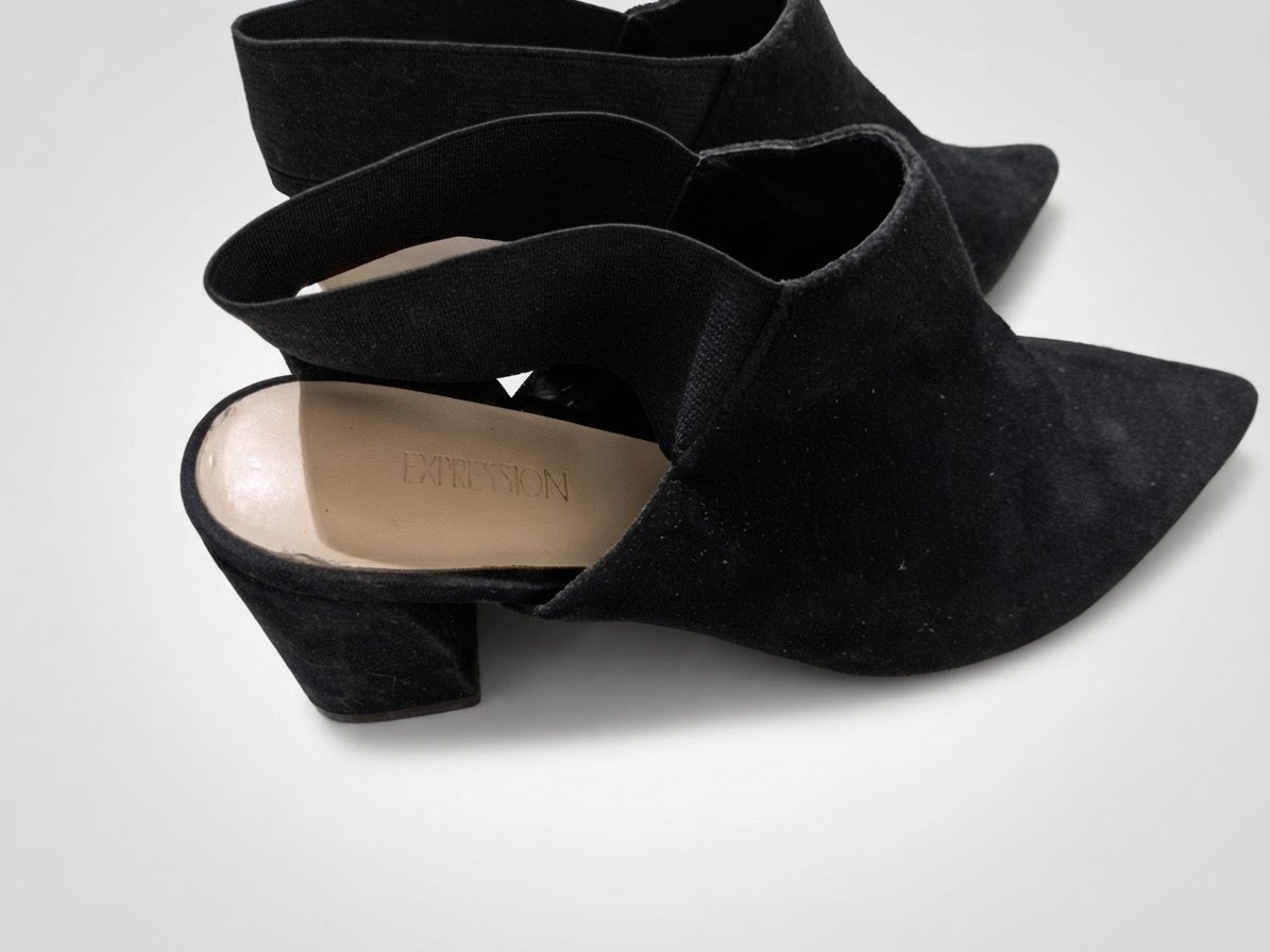 Escarpins noirs en daim de la marque "EXPRESSION" 