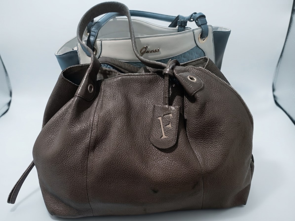 Sac à main Furla de couleur grise 