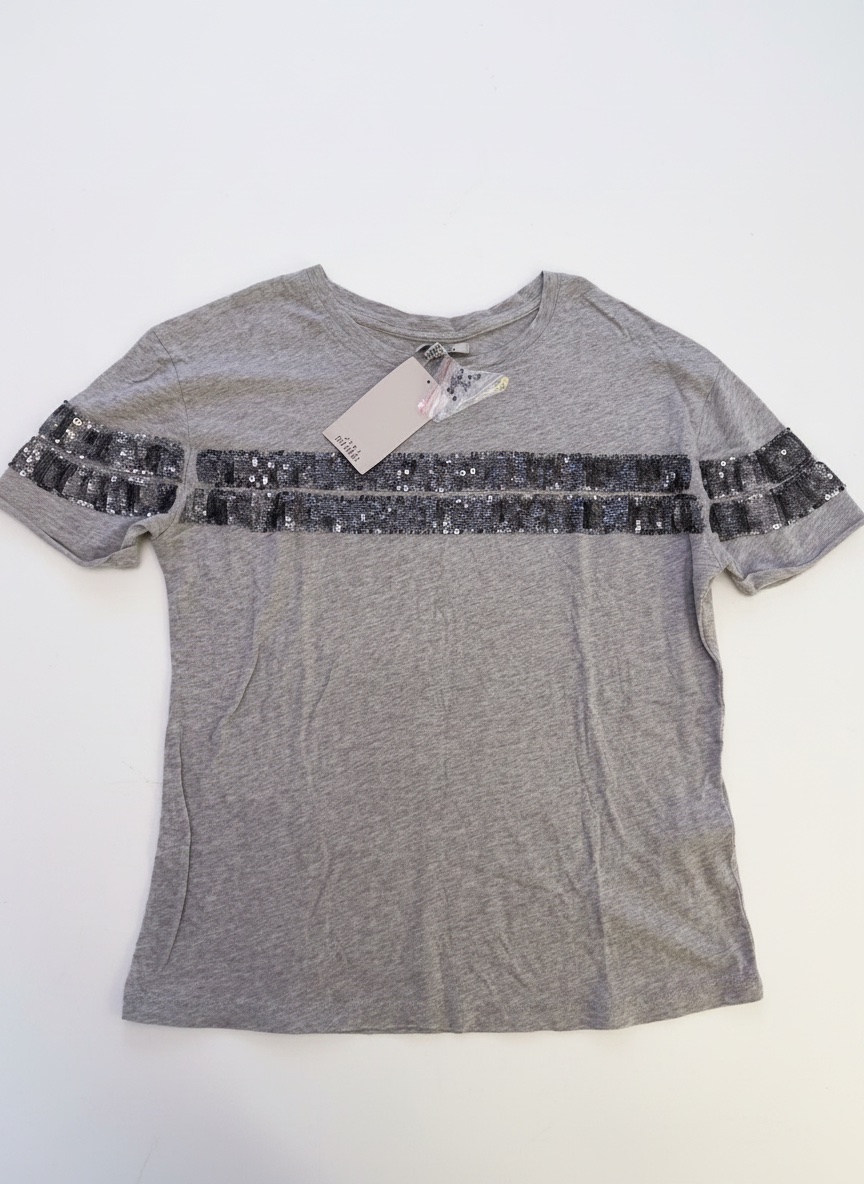 Un t-shirt gris zara