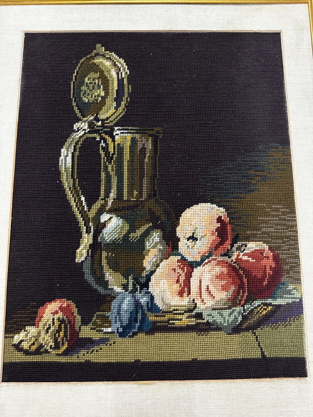 Tableau brodé à la main avec cadre doré, représentant une nature morte (fruits et vase).