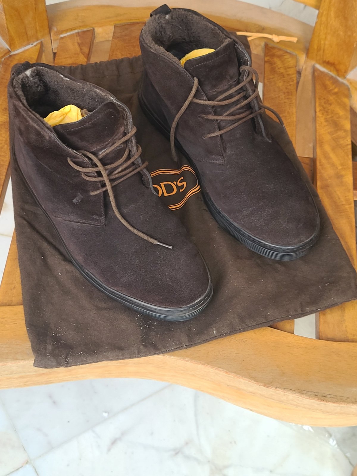 Bottines Chukka Tod's en daim marron avec une doublure en peau de mouton. 