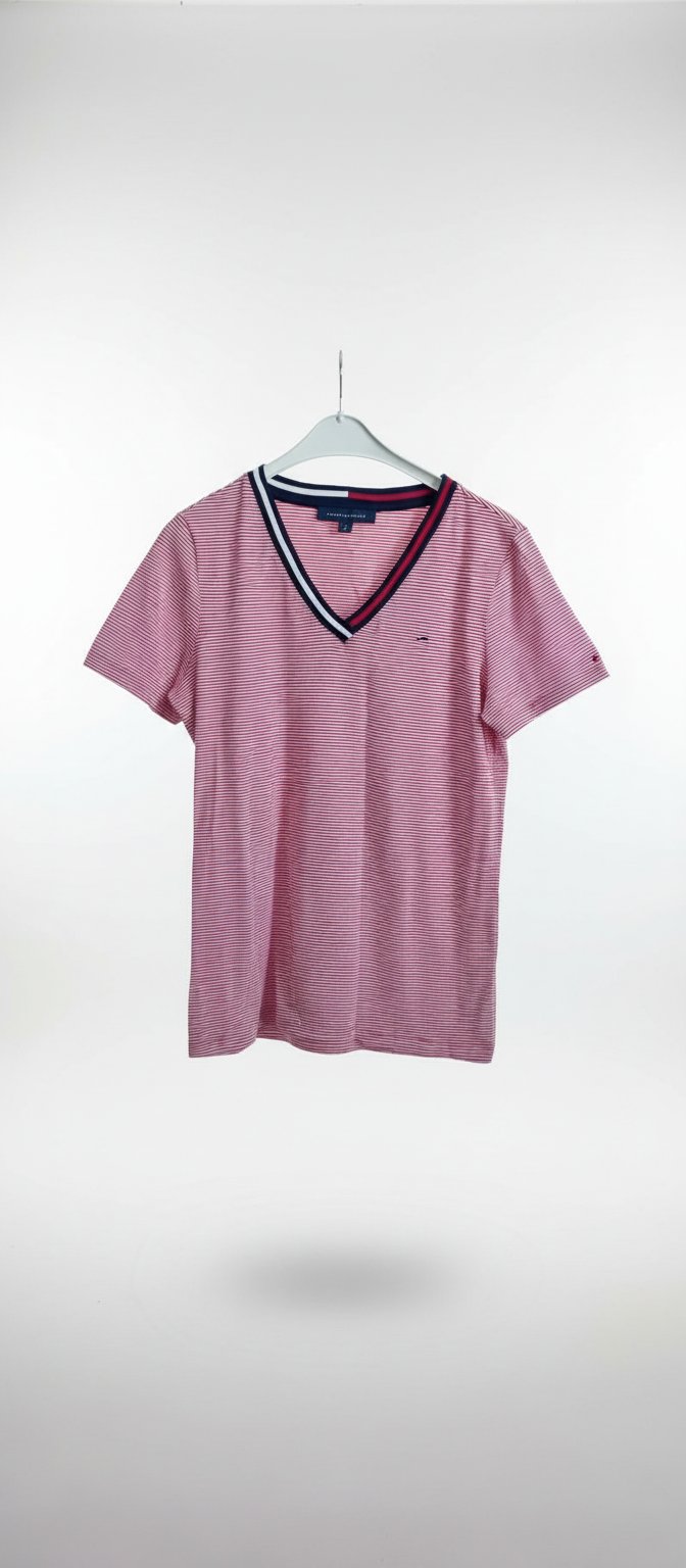 T-shirt Tommy Hilfiger à col en V avec fines rayures rouges et blanches.