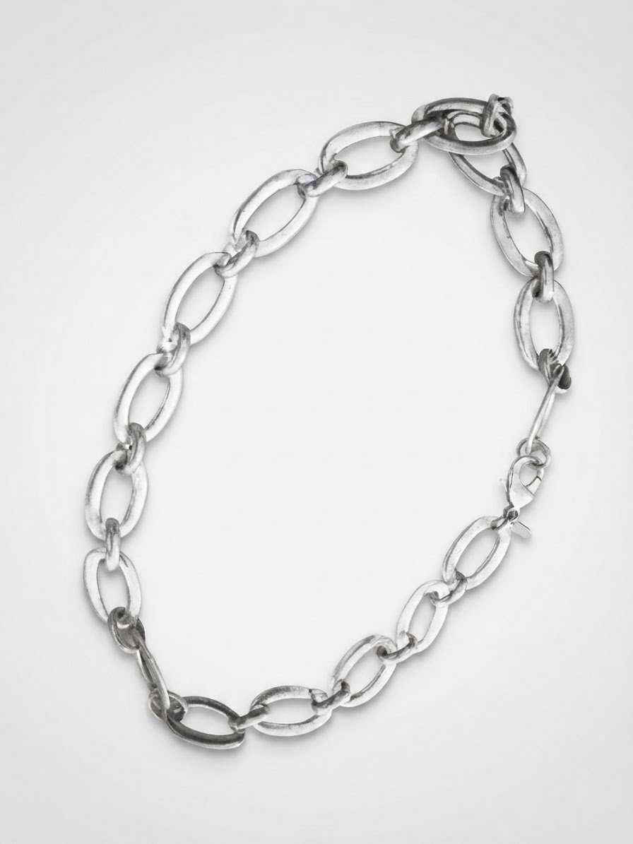 Un colier couleur argent 