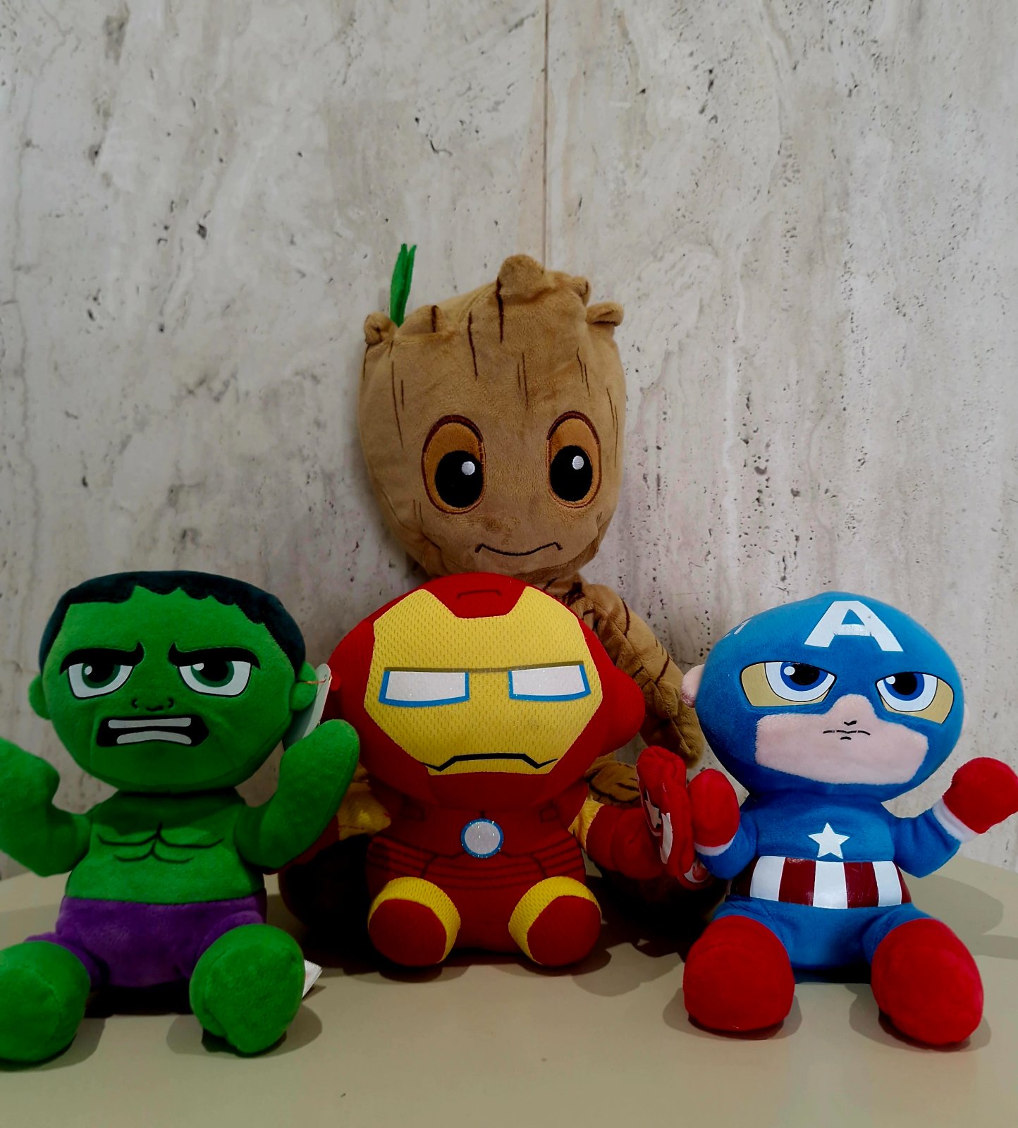Lot de peluches Marvel authentiques : Hulk, Iron Man, Groot & Captain America