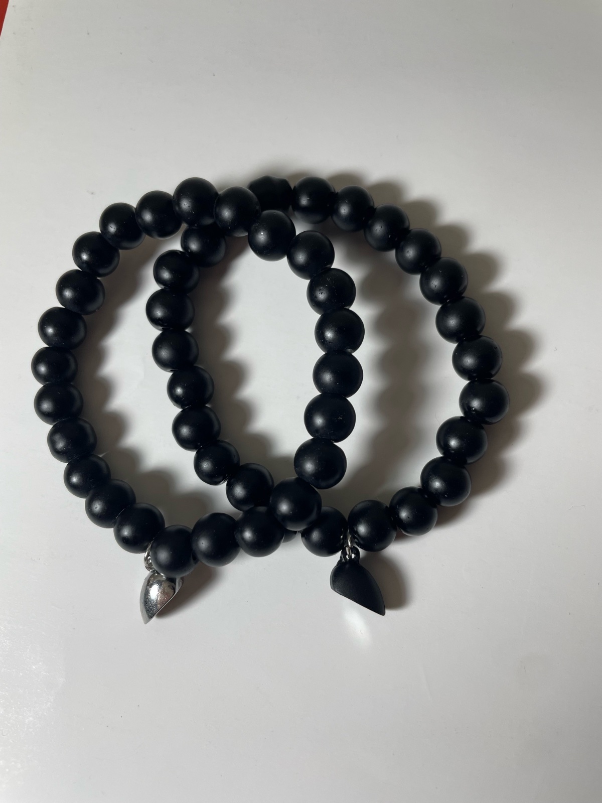 Lot 2 bracelets perles noires avec charm cœur