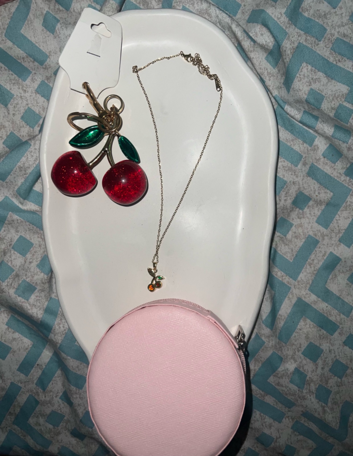 Pack cerise : collier + porte clé + boite bijoux