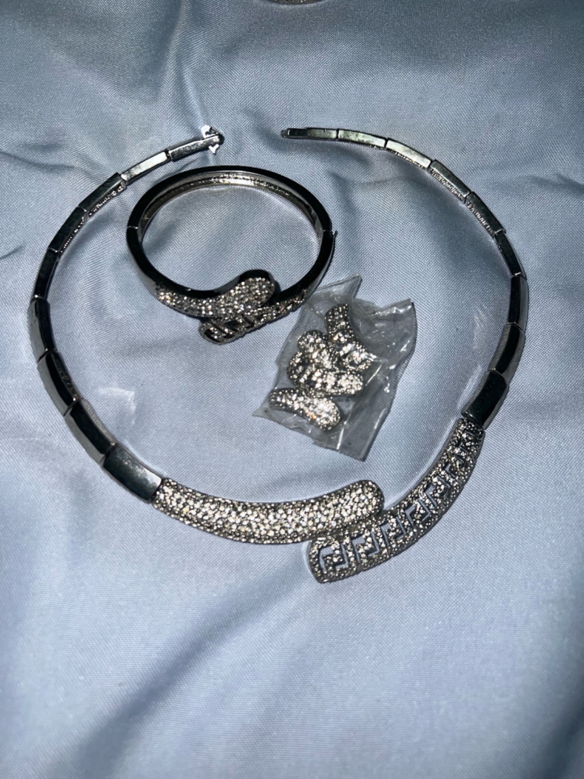 Colier,bracelet et boucle d'oreilles  femme (légèrement utilisés)