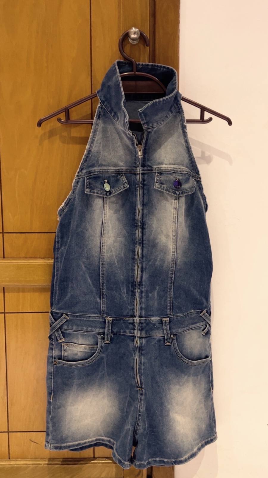 Combinaison short en jean sans manches