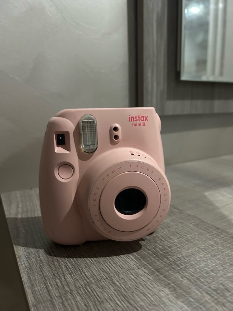 Appareil photo instantané (imprime des photos sur film instantané)