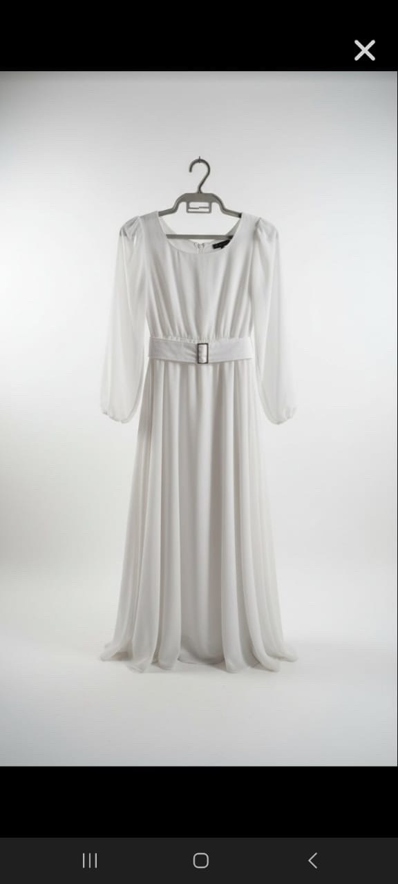 Une robe blanche Idéale pour soirée, fiançailles ou occasion spéciale