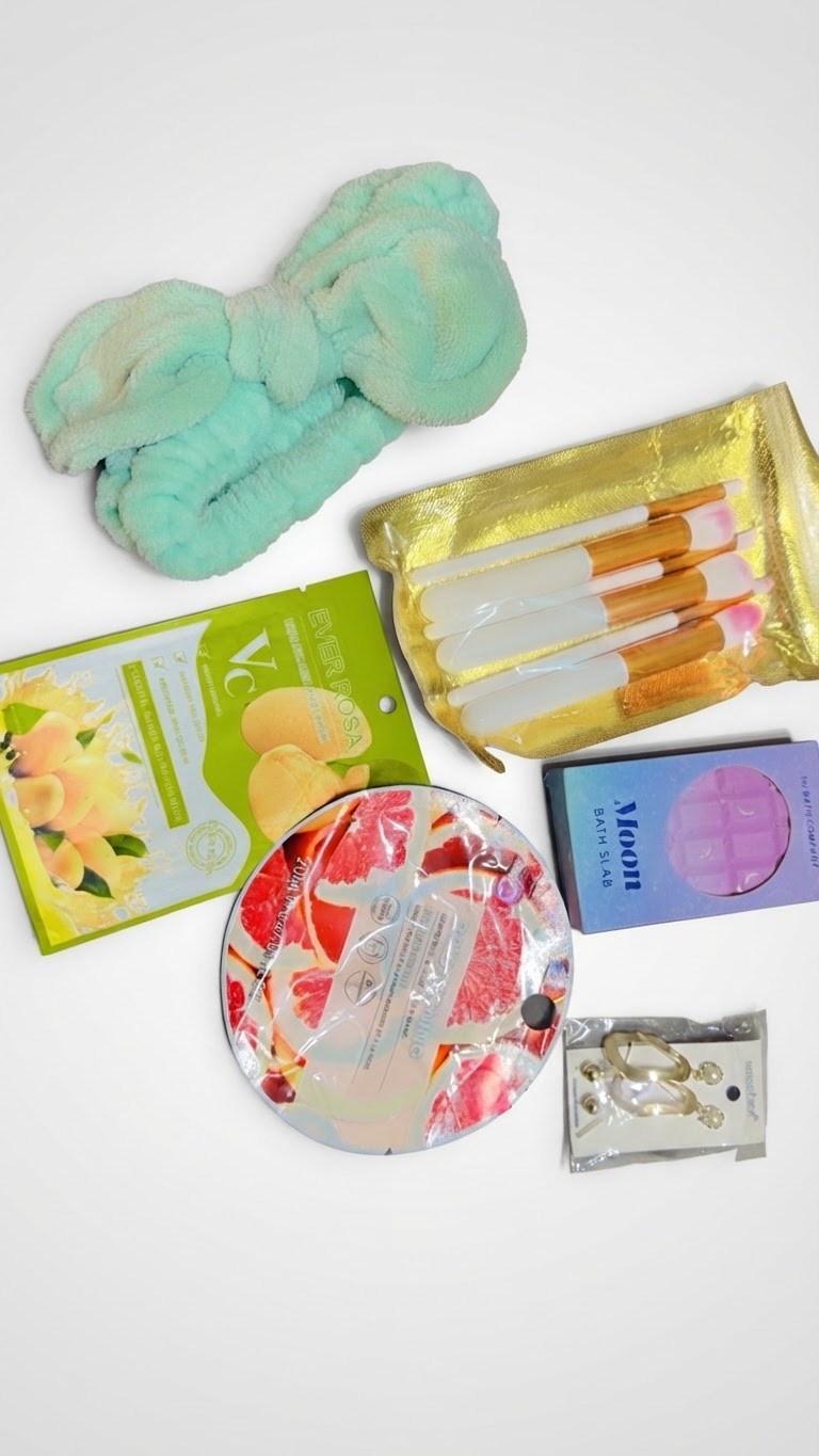 Un lot de produits de beauté et de soins incluant des masques faciaux (comme Ever Rosa Vc), des pinceaux de maquillage, des accessoires pour les cheveux (bandeau vert menthe), une bombe de bain Moon, et des bijoux (boucles d'oreilles dorées).