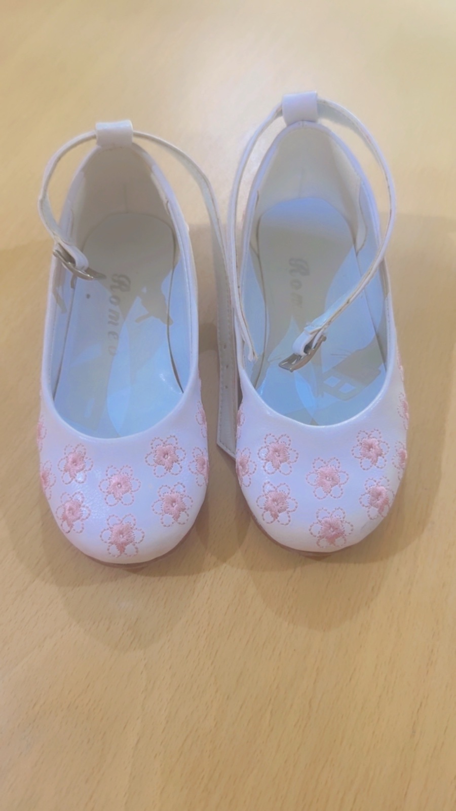 Ballerine fillette  blanc avec petite fleures rose claire pointure 27 peesque neuf