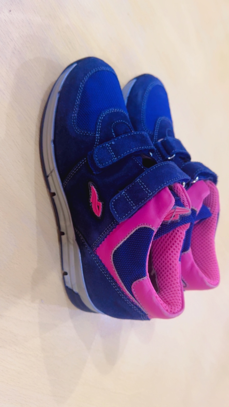 Ces chaussures proviennent de la marque italienne Duna (spécialisée dans l'orthopédie pédiatrique et les dispositifs médicaux de classe I), en taille 32 EU. Il s'agit d'un modèle thérapeutique ou adapté aux orthèses (marqué Made in Italy et homologué CE).