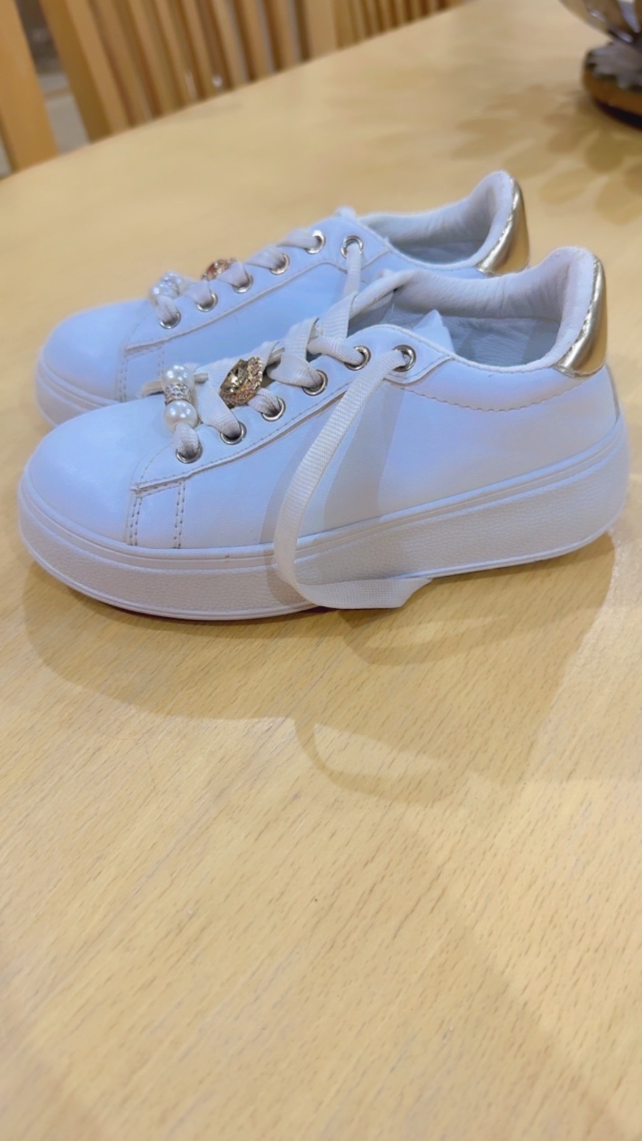 Jolies baskets hyper tendances blanches pointurese distinguent par leurs élegants bijoux ornés de perles pointure 32 presque neuf