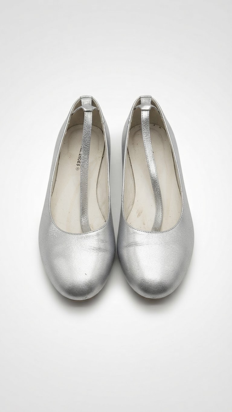Ces ballerines plates argentées arborent une fine bride délicate qui traverse élégamment le cou-de-pied pointure 38